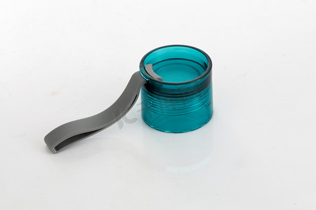 蓝色塑料保温杯杯盖实拍摄影图