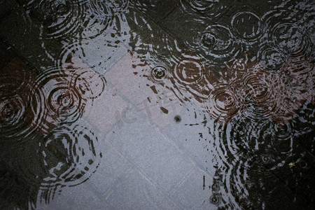 雨季摄影照片_雨天水滴波纹摄影图