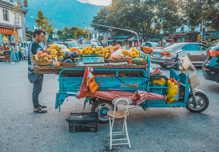 水果车与商人摄影图