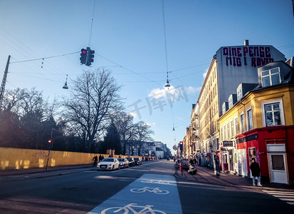 丹麦自行车道街道及彩色房屋摄影图