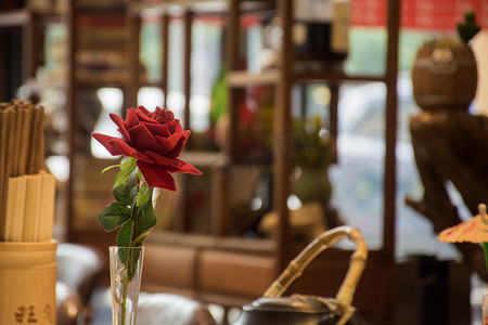 情人节摄影照片_咖啡厅玫瑰摄影图