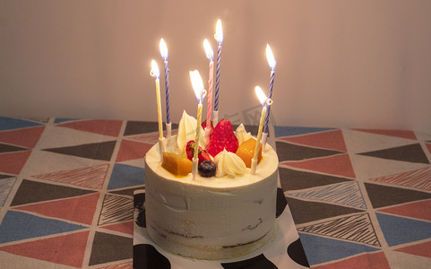 生日蛋糕蛋糕摄影照片_生日蛋糕奶油蛋糕摄影图
