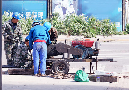 城市工人城市工人摄影照片_城市管道维修工工人