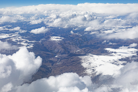 俯瞰大地山峰摄影图