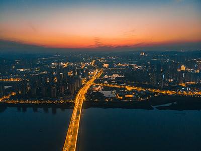 城市夜景车流摄影照片_华灯初上的繁华城市摄影图