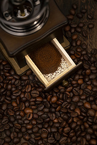 咖啡粉摄影照片_手磨咖啡摄影图