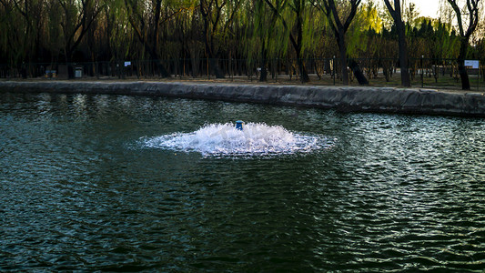 动感水纹水花摄影照片_公园里喷泉水花细节抓拍图摄影图