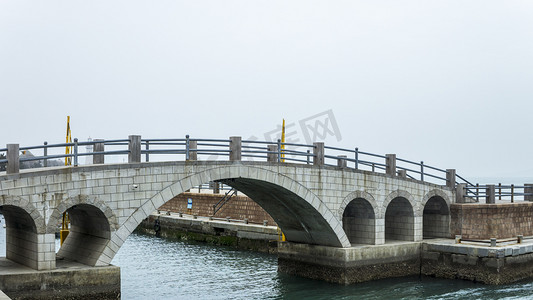 圆拱形古代桥梁建筑摄影图