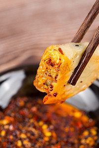筷子煎饺辣椒油摄影图
