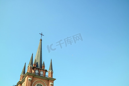 尖顶建筑教堂摄影图