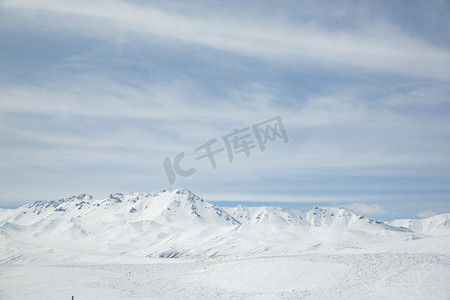 景区戴口罩摄影照片_景区雪和山摄影图