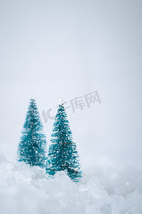 唯美可爱雪地圣诞树摄影图