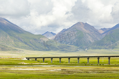 青藏铁路一角摄影图