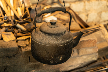 村庄老旧茶壶摄影图