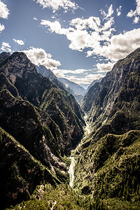 云南香格里拉大峡谷摄影图