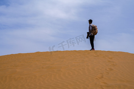 沙漠里的游客背影