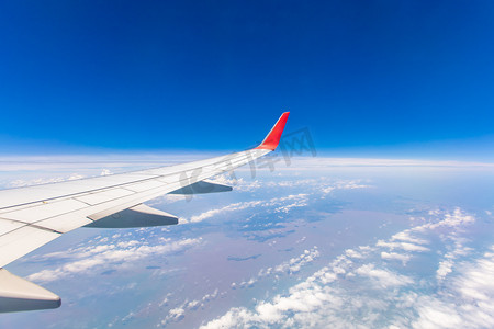 蓝天白云飞机上机翼摄影图
