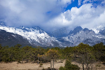 高山雪峰蓝天白云自然风景摄影图