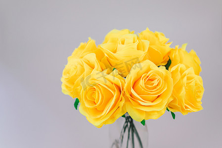 花瓶里的黄玫瑰摄影图