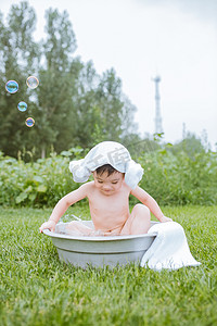 夏天户外洗澡的小男孩