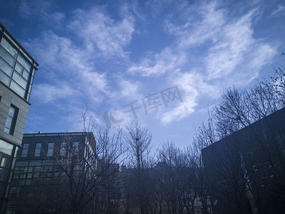 秋季冬季都市写字楼蓝天白云建筑风光风景摄影图