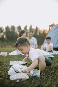 夏令营暑假摄影照片_一家四口野营