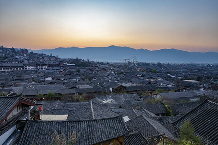 夕阳下云南古镇摄影图
