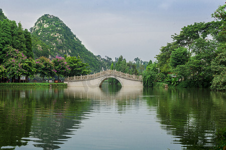 古诗山水摄影照片_山水之间石拱桥摄影图