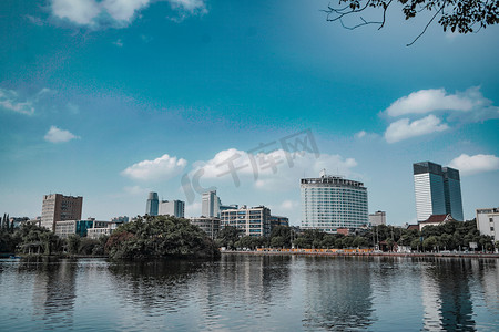 湖景摄影照片_城市湖景摄影图