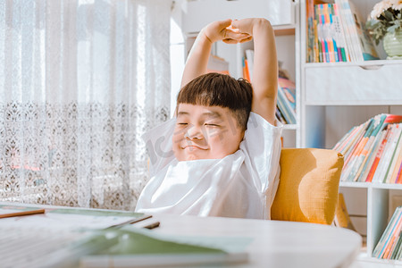 小孩学习摄影照片_伸懒腰的小男孩