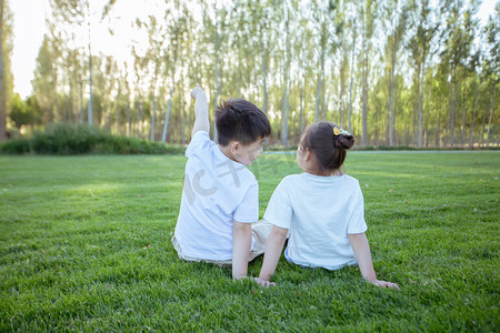 孩子朋友摄影照片_草地孩子摄影图