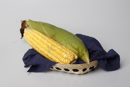 农副产品玉米摄影照片_玉米蔬菜篮子摄影图