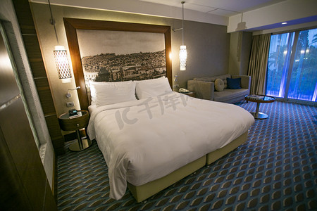 酒店预订喜宴海报摄影照片_客房大床摄影图