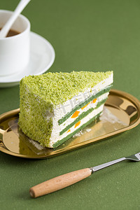 抹茶奶油味夹心慕斯三角蛋糕摄影图