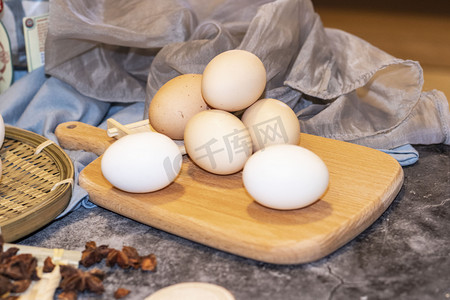 鲜鸡蛋8枚摄影照片_食材鸡蛋摄影图