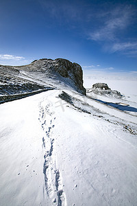 蓝天下大地和雪摄影图