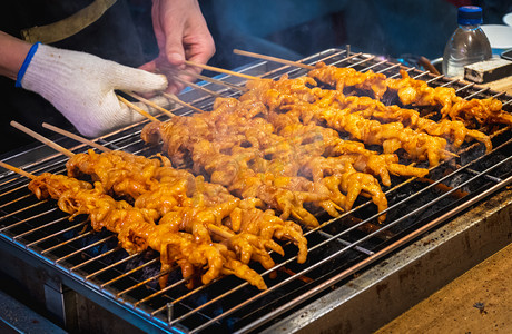 美食地摊经济摄影照片_夜市烤鸡爪摄影图