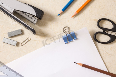 剪刀样子摄影照片_订书机铅笔剪刀和白纸摄影图
