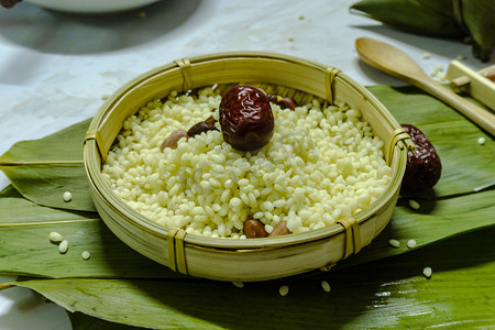 传统美食红枣糯米粽子摄影图