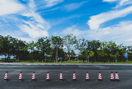 夏日蓝天下的马路摄影图