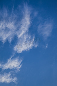 美丽的青花瓷器瓶摄影照片_美丽蓝天白云自然风景摄影图