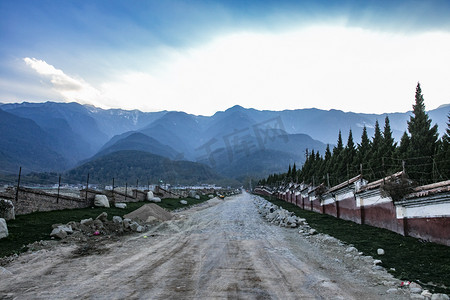 青山山峰下土路摄影图