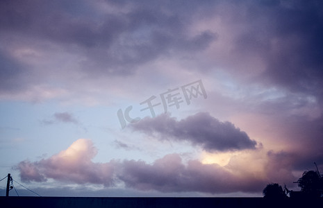 紫色云层里阳光自然风景摄影图