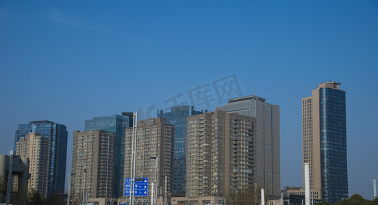 云朵渐变卡通摄影照片_郑州CBD风光摄影摄影图