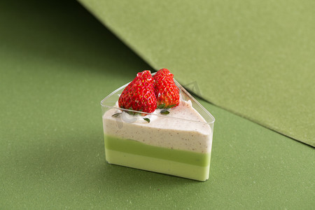 摄影图抹茶草莓小三角蛋糕