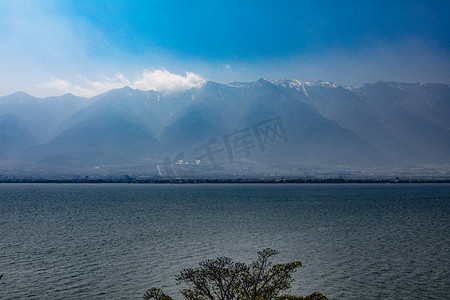 山峰景色摄影照片_海景海岸线自然风景摄影图