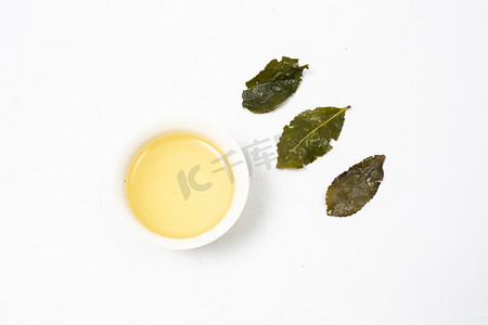 高山春茶摄影照片_产品图商图白色纯色背景野生铁观音绿茶茶叶泡茶摄影图配图