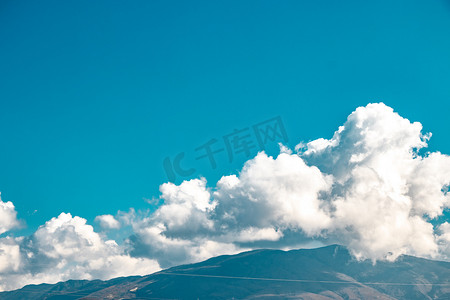 云层上摄影照片_山脉上云团摄影图