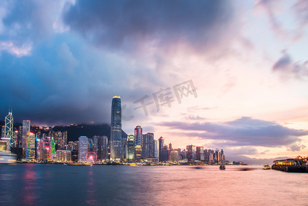 老香港街摄影照片_香港维多利亚港夕阳摄影图