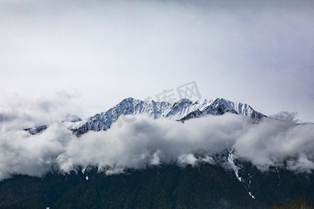 雪山山峰摄影照片_云雾环绕雪山摄影图